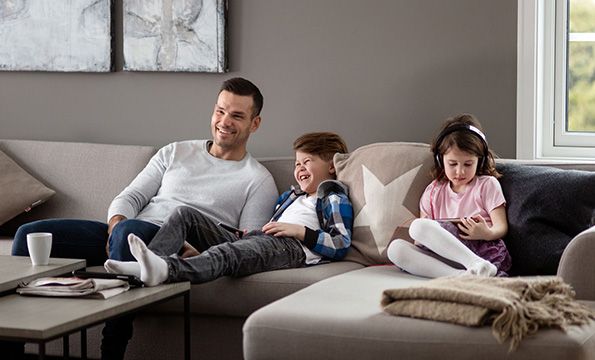 Familie i sofa