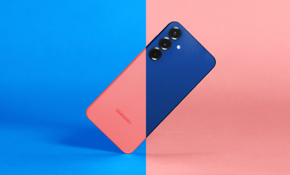 samsung galaxy s25+ med splittet bakgrunn
