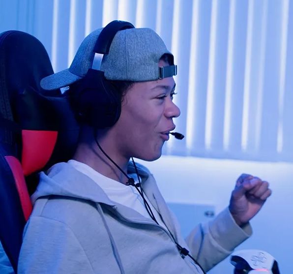 Emil gamer medi VR-headset med hodetelefoner