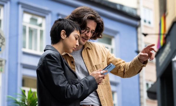 Par på reise som sjekker landskoder og mobilabonnement fra Telenor
