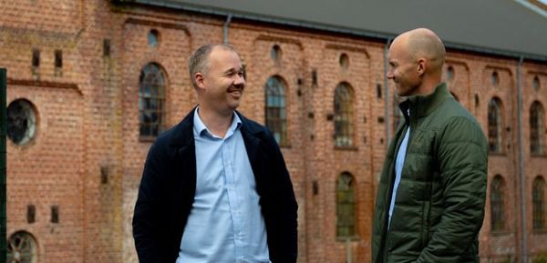 Martin Vik (t.v.) og Ulf Ellingsen i Halden kommune skal teste ut 11 000 innovative IoT-vannmålere som skal gi haldensere et bedre tjenestetilbud.