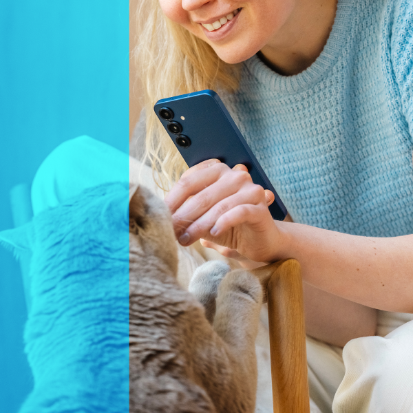 Innbytte med Splitt er smart. Her en kvinne smiler til en katt med en Samsung S25 i hånda