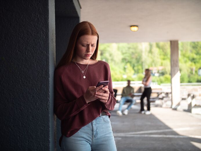 Jente med mobil