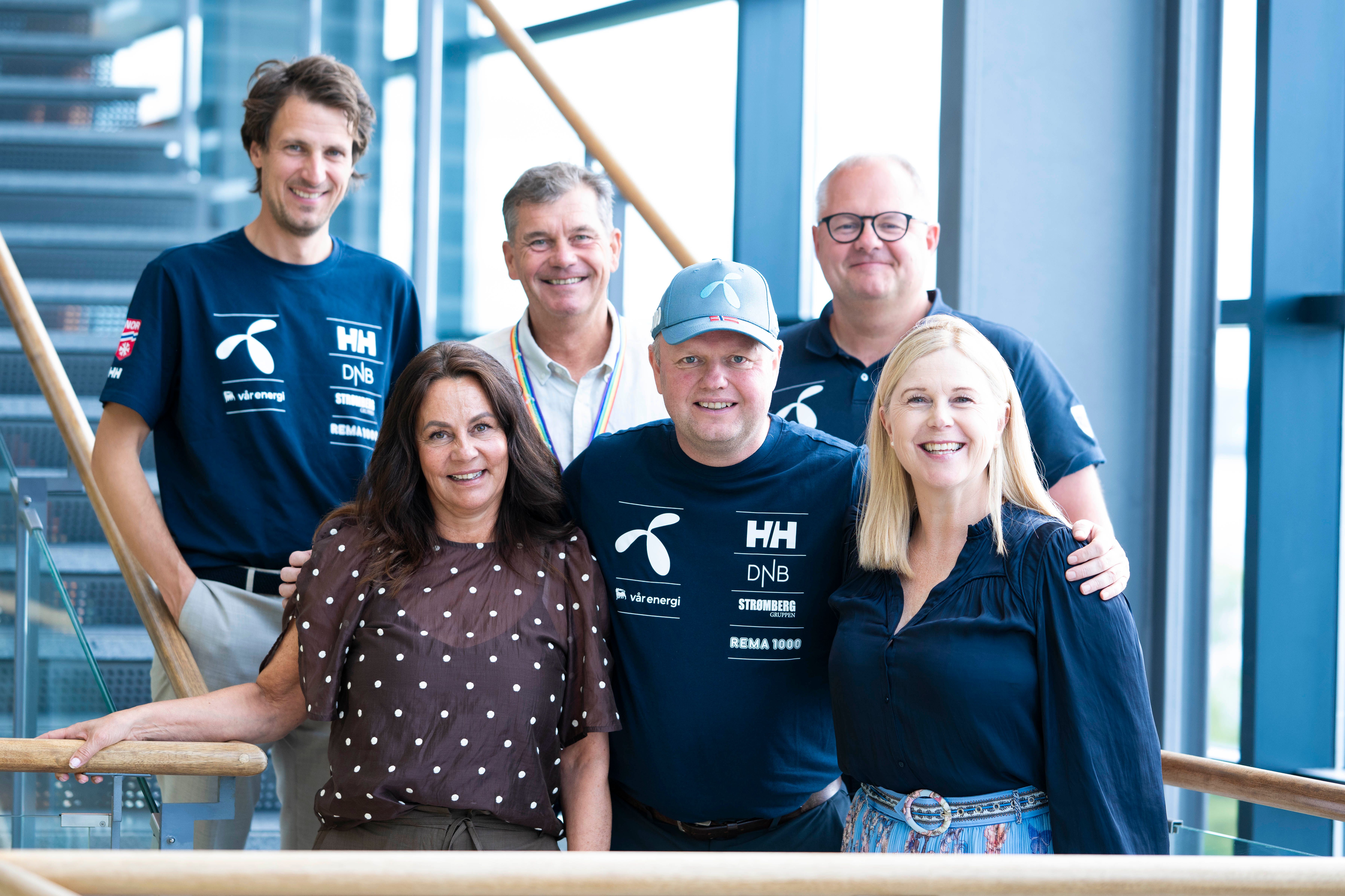 Fra venstre: Birgitte Engebretsen (administrerende direktør Telenor), Ola Keul (generalsekretær NSF), Petter Svendsen (sponsorsjef Telenor), Roger Finjord (skipresident), Claus Johan Ryste (sportssjef alpint) og Ragnhild Mathisen (Leder Corporate Affairs, Security og Wholesale Telenor). NSF