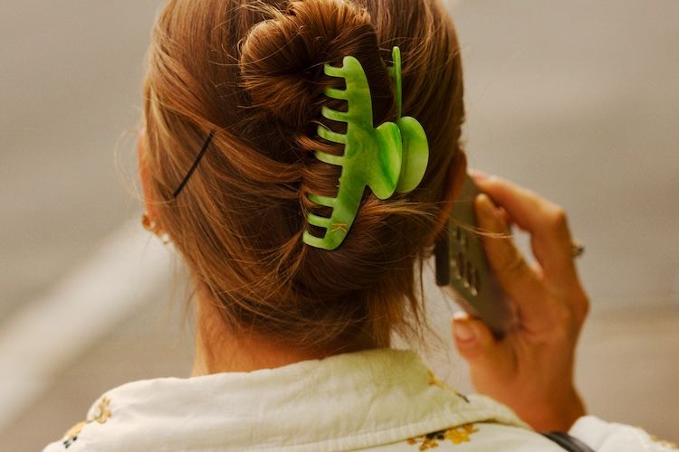 Dame snakker i telefon uten kontantkort 