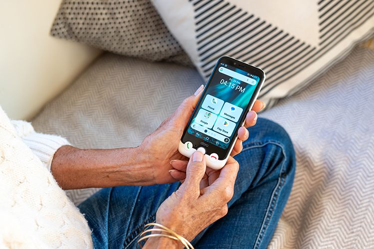 Person bruker en mobiltelefon fra doro med enkelt grensesnitt