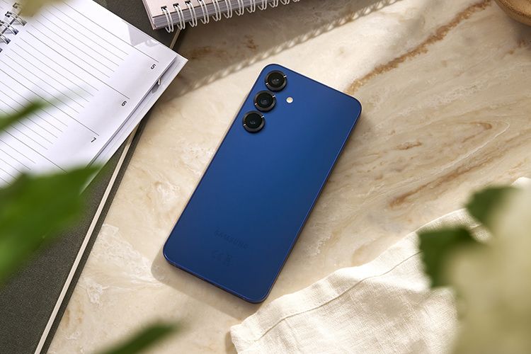 bilde av baksiden på samsung galaxy s25 i fargen blå