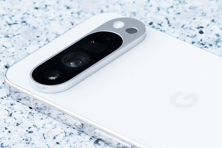 Baksiden av Google Pixel 9 Pro XL i fargen hvit