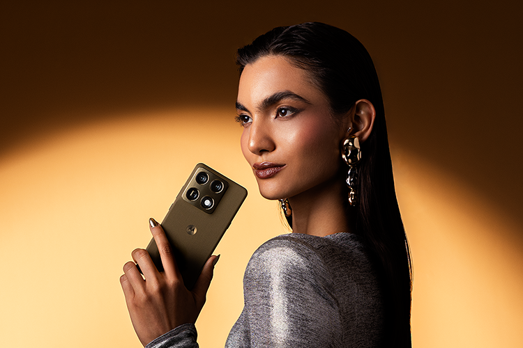 Jente som holder mobilen motorola signature i hånden