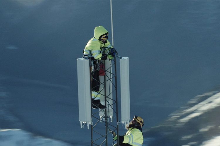 Dame som tar bilde av seg selv med telefon