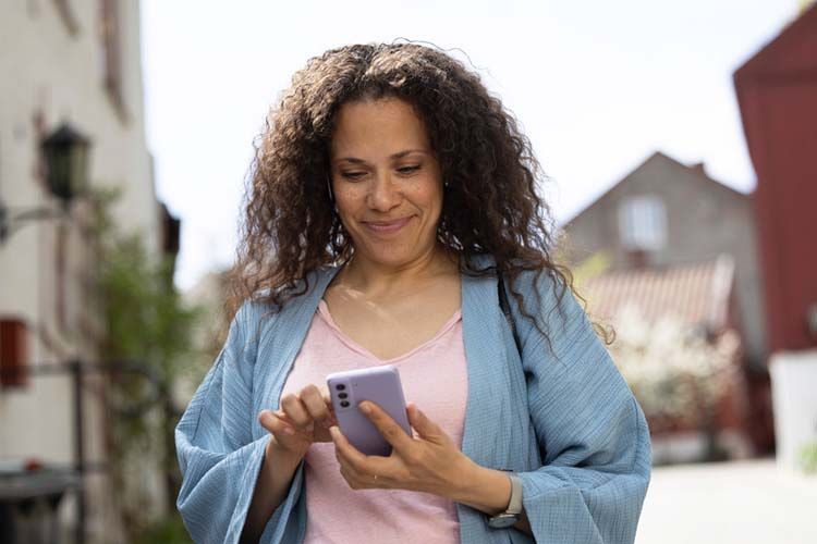 Dame laster ned Mitt Telenor-app