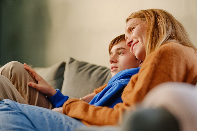 Familie samles rundt kjøkkenøy med nettbrett