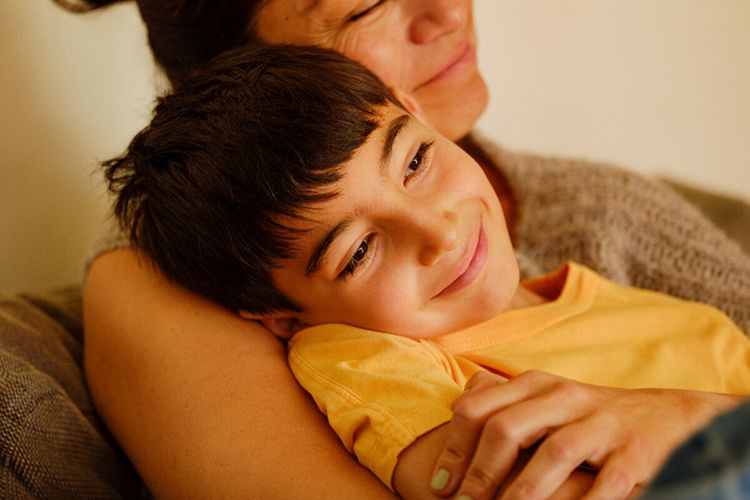 Person som holder et barn, nær og varm omfavnelse