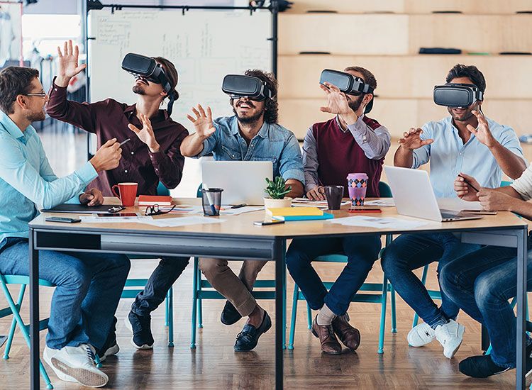 Gruppe bruker VR-teknologi i kreativt møte om innovasjon