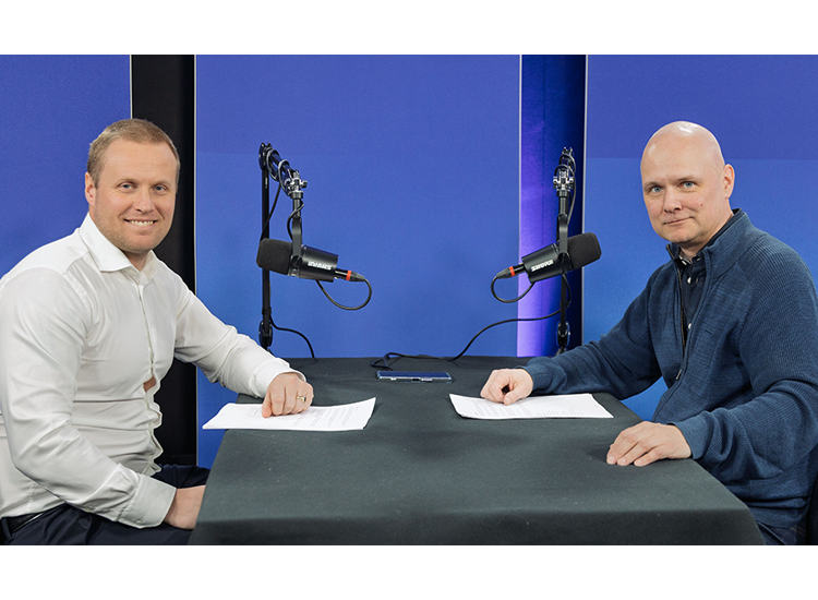 To personer sitter i studio med mikrofoner, opptak for podkast