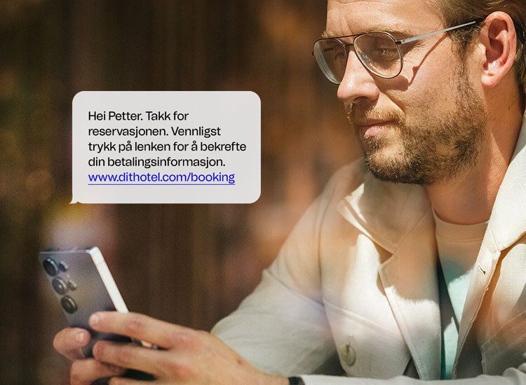 En person leser en tekstmelding med phishing-innhold