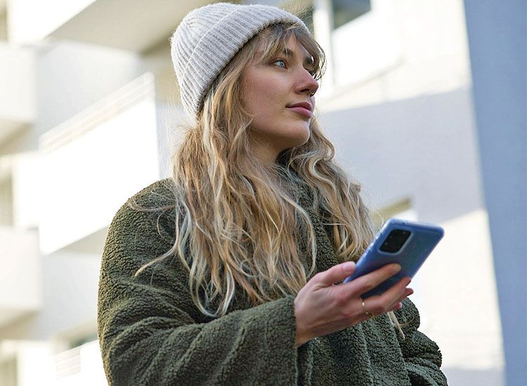 Jente som ser etter priser på mobilabonnement fra telenor