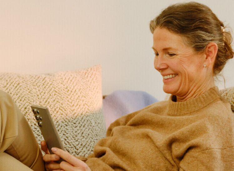 Par ser på laptop og mobil