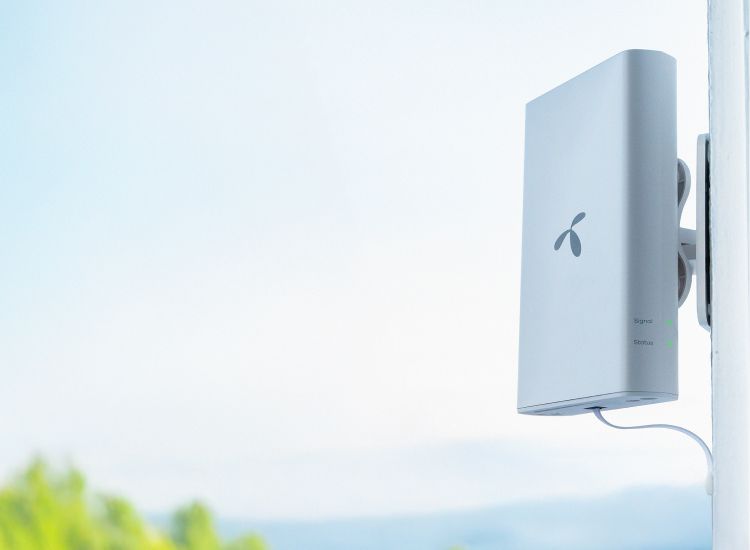 Utendørs antenne fra Telenor montert på en vegg