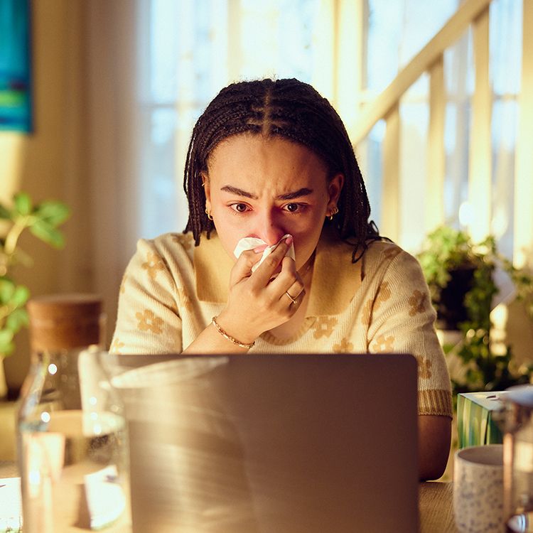 En familie samlet på kjøkkenet, med fokus på en nettbrett-aktivitet