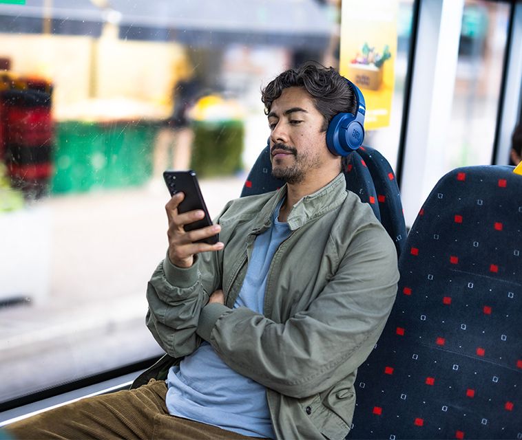 Mann på bussen med mobilabonnement fra Telenor