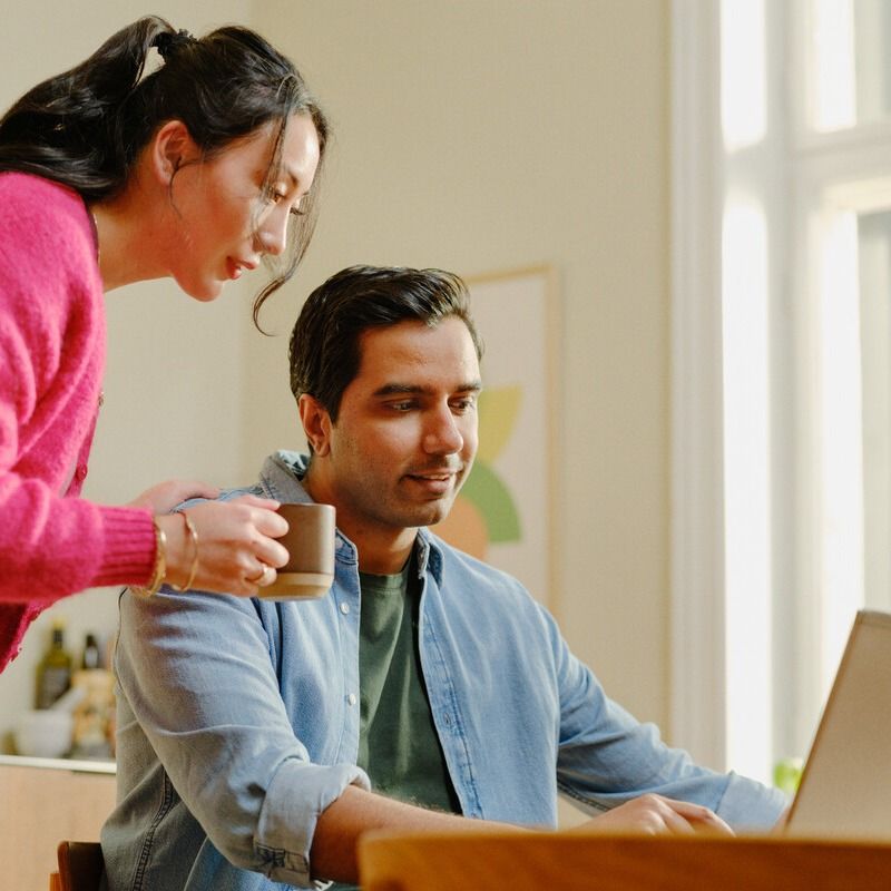 Person som viser noe på en laptop til en annen