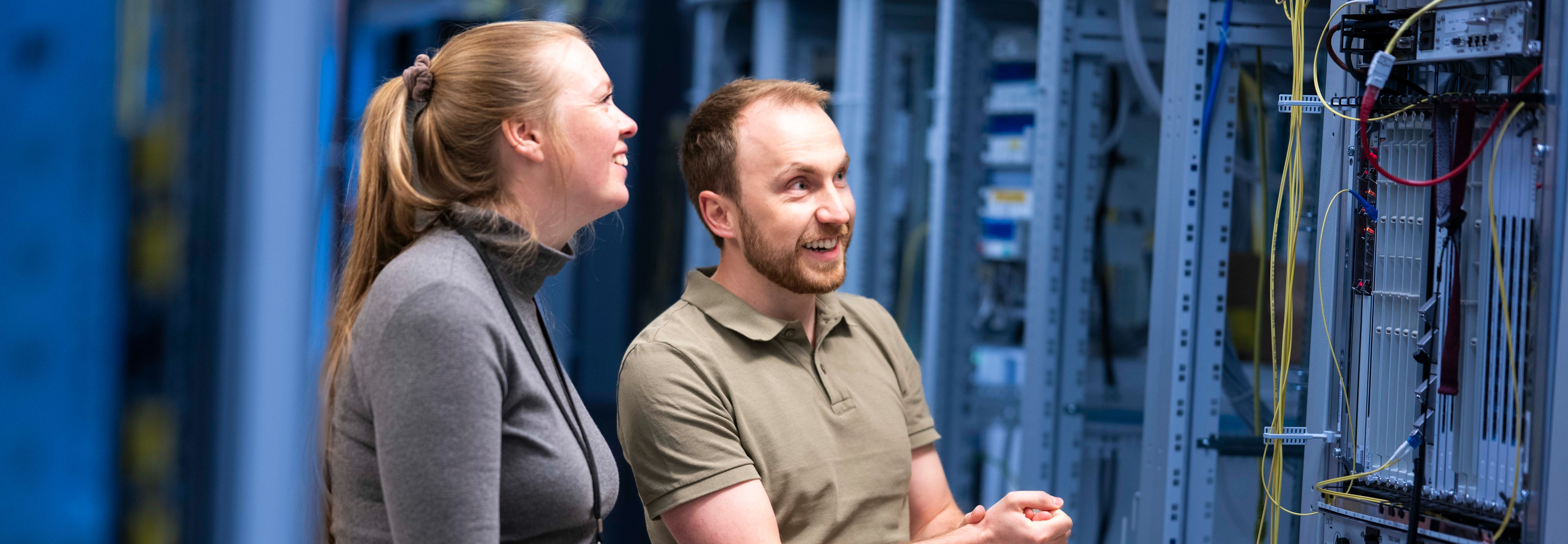Oda og Joakim i server-labben til Telenor på Fornebu