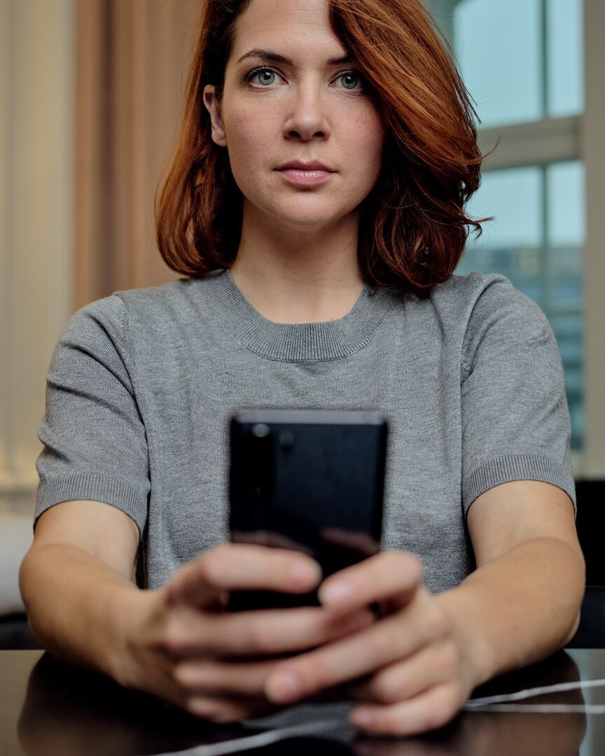 Kvinne som er tryggere nett og mobil med SAFE