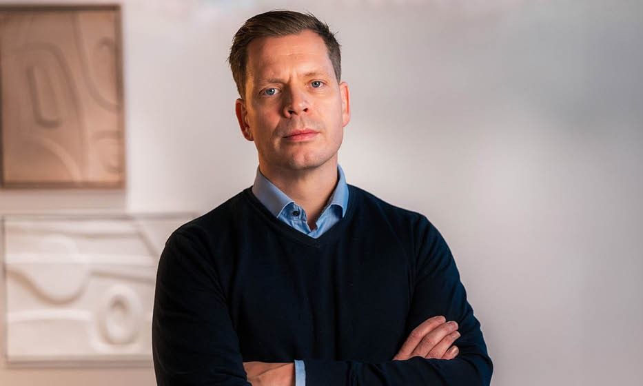 Mann som holder mobil i hånda