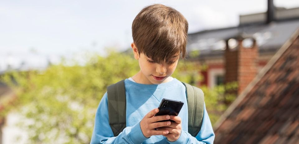 Gutt med barnesikker Android-konto
