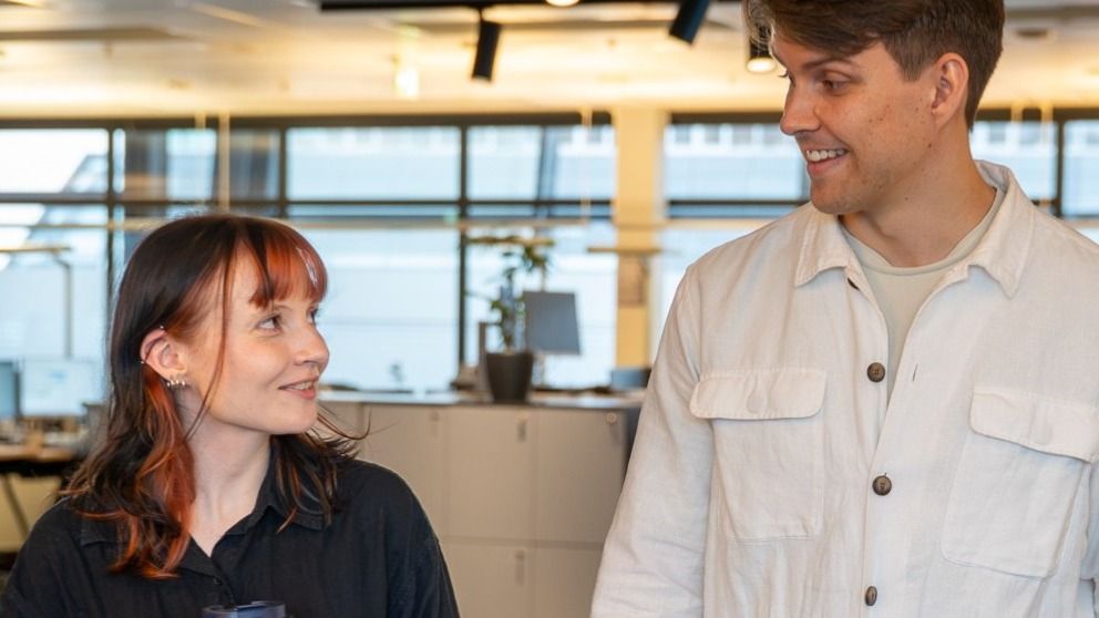 To personer i kundeservice på Fornebu