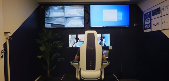 Person styrer robotikk fra kontrollsenter, mulig jobb for gamere