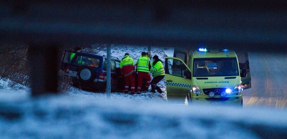Ambulanseteam hjelper ved en bilulykke på en snødekt vei