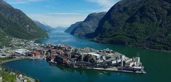 Boliden i Odda - Industriområde ved fjord omgitt av høye fjell