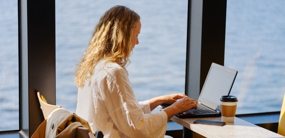 Person i baksete på bil som bruker avansert 5G og 5G laptop connect til sikken bruk av jobb-pc