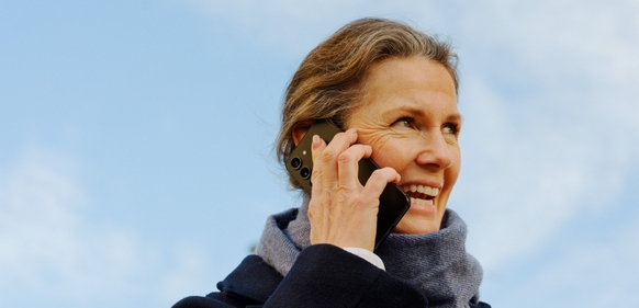 Kvinne som snakker i telefonen