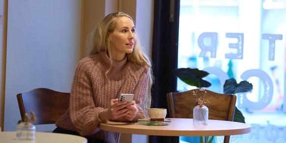 Dame med mobilabonnement uten kredittsjekk på kafe 