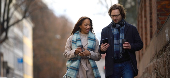 5G-opplevelsen blir bedre med ubegrenset data og maksimal hastighet for dette paret som er ute og går.