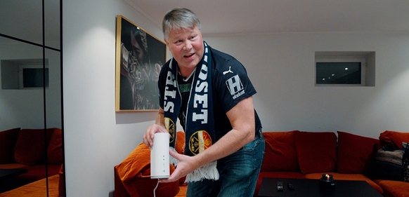 Person holder en wifi-forsterker fra Telenor i stue