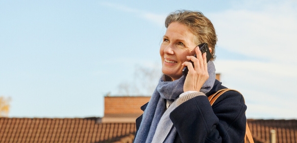 Du får færre svindelanrop med nytt spoofing-filter. Her snakker en glad dame i telefonen