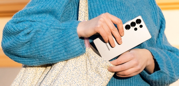 Hvorfor kjøpe mobil med Splitt? Her en kvinne med en Samsung Galaxy S25 Ultra