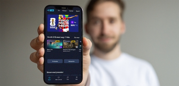 Bilde av noen som kan ta med T-We-appen.